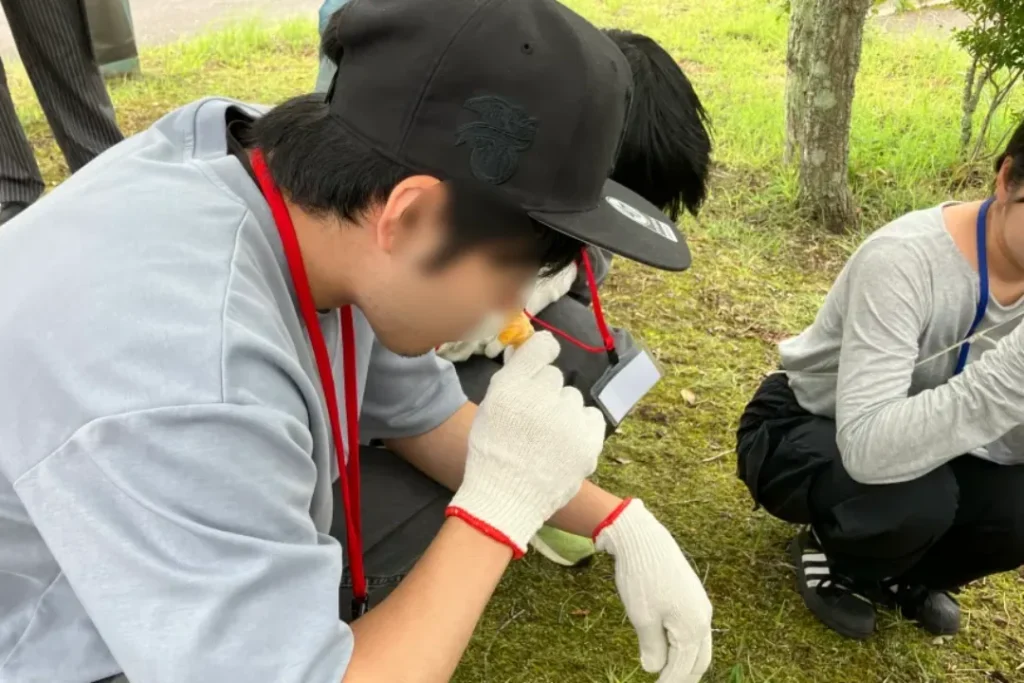 アンズダケの香りを確かめる学生