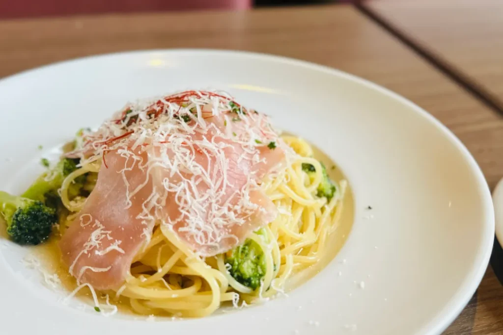 ブロッコリーと生ハムのペペロンチーノ